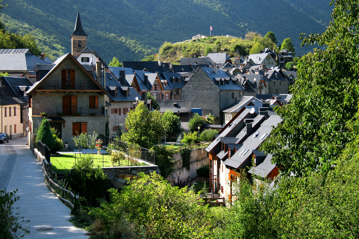 View of the village of Es Bòrdes in the Val d'Aran